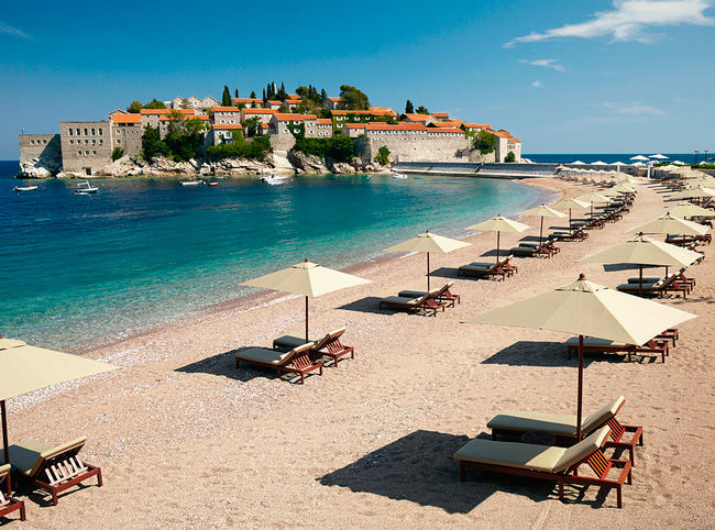 Пляж рядом с островом Святой Стефан (Черногория)