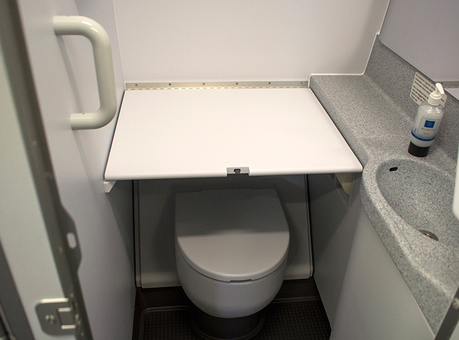 Столик для пеленания в туалете самолета