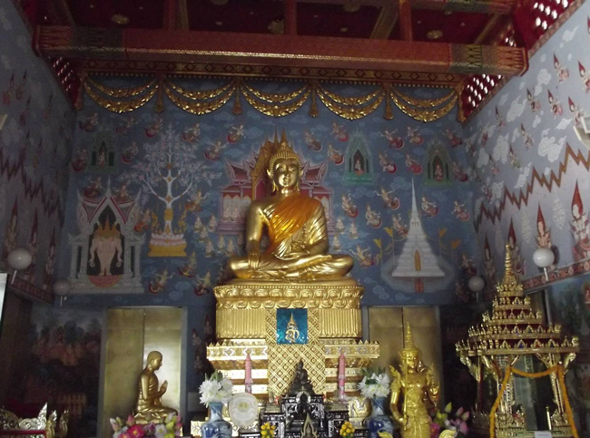 Внутри храма Wat Kaew Korawaram