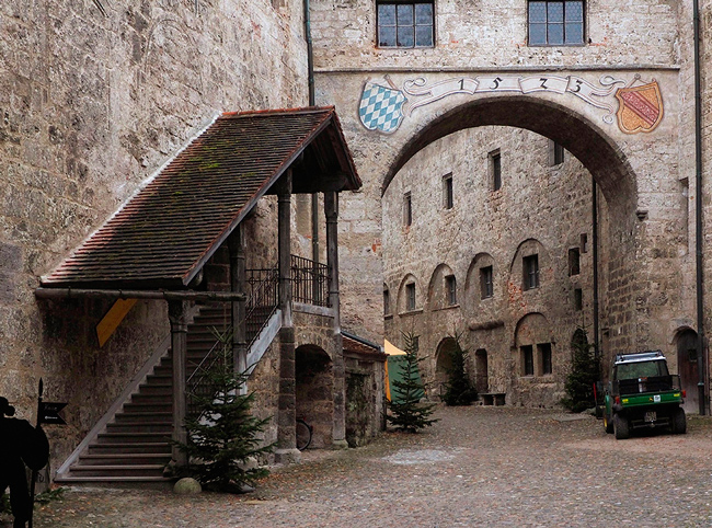 Замок Бургхаузен - улочки замка